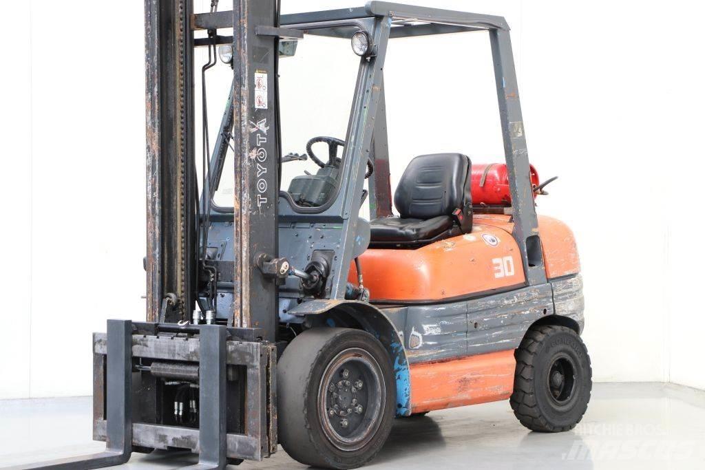 Toyota 02-6FGF30 Камиони с АГУ