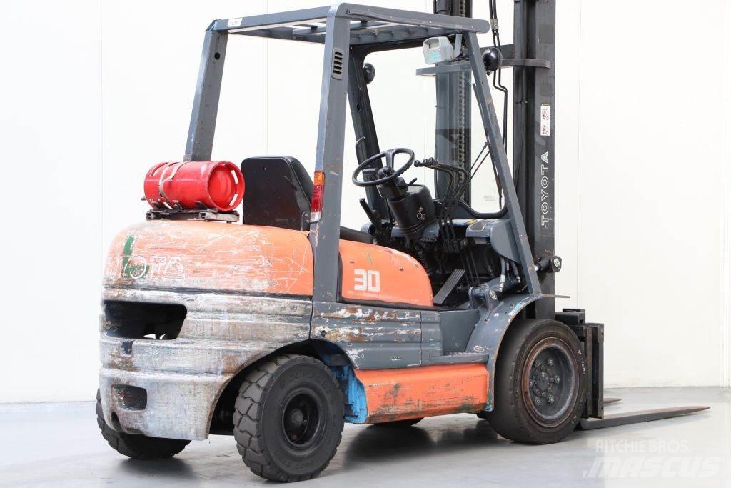 Toyota 02-6FGF30 Камиони с АГУ