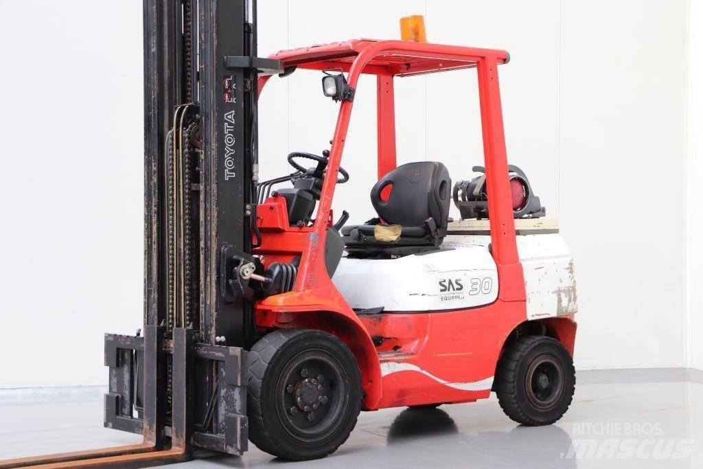 Toyota 02-7FGF30 Камиони с АГУ