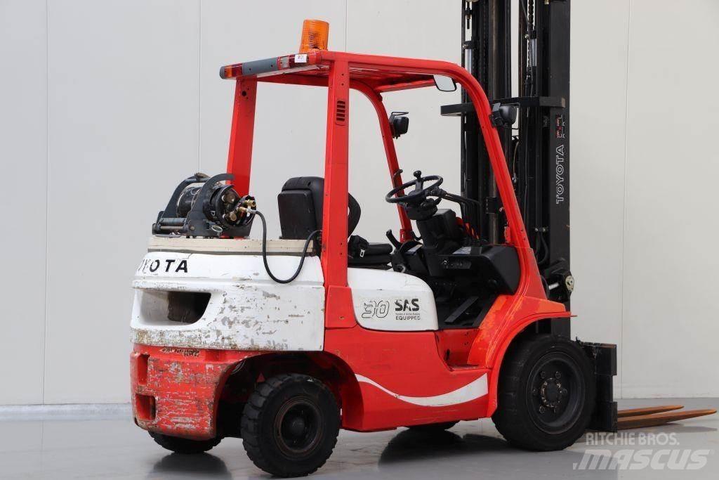 Toyota 02-7FGF30 Камиони с АГУ