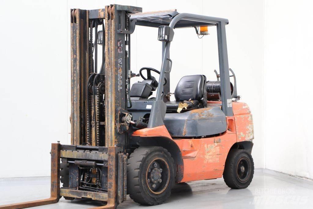 Toyota 02-7FGF30 Камиони с АГУ