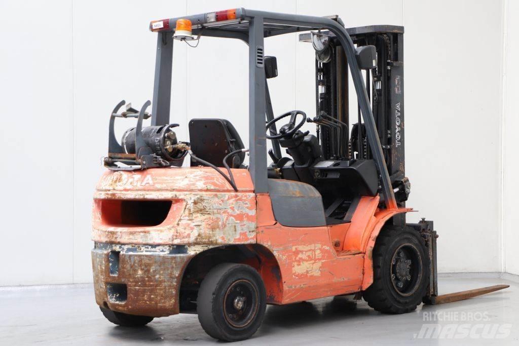 Toyota 02-7FGF30 Камиони с АГУ