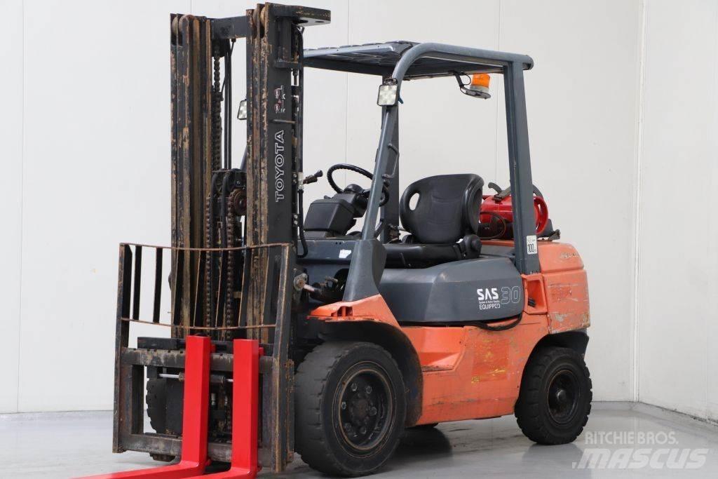 Toyota 02-7FGF30 Камиони с АГУ