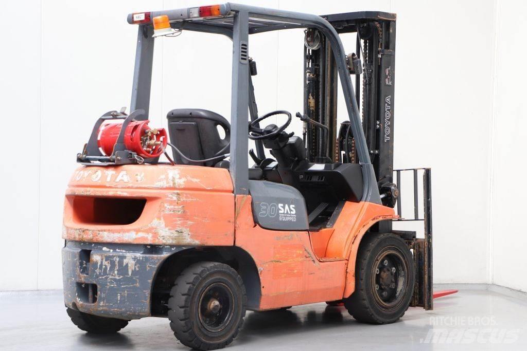 Toyota 02-7FGF30 Камиони с АГУ