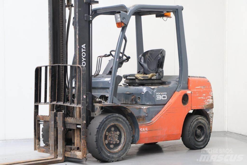 Toyota 02-8FDF30 Дизелови камиони