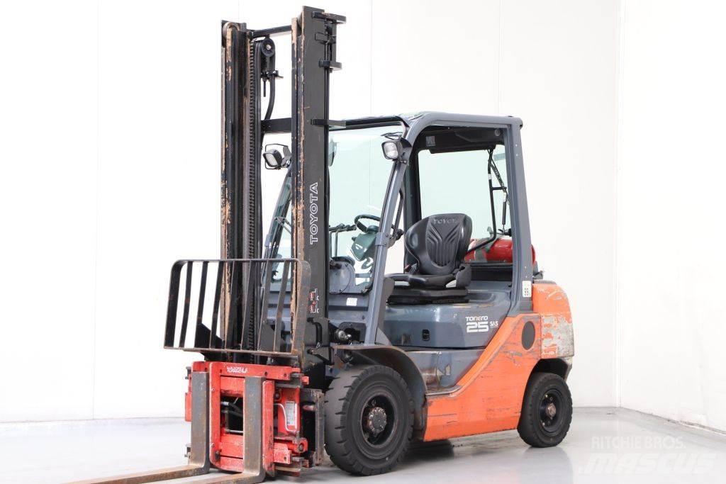 Toyota 02-8FGF25 Камиони с АГУ