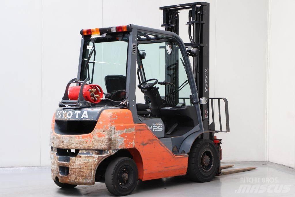 Toyota 02-8FGF25 Камиони с АГУ