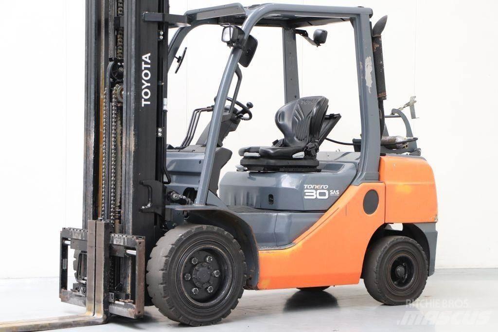 Toyota 02-8FGF30 Камиони с АГУ