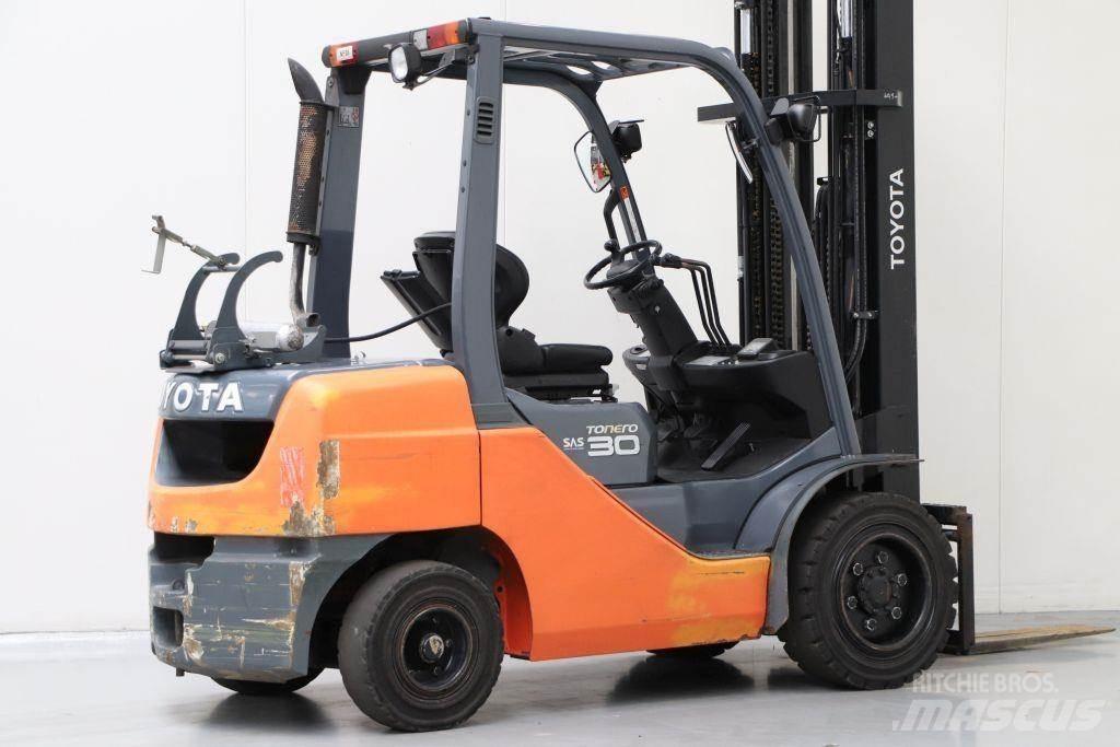 Toyota 02-8FGF30 Камиони с АГУ
