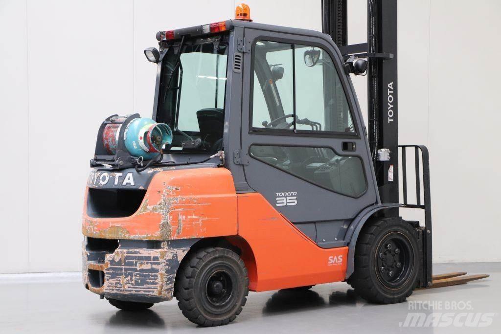 Toyota 02-8FGJF35 Камиони с АГУ