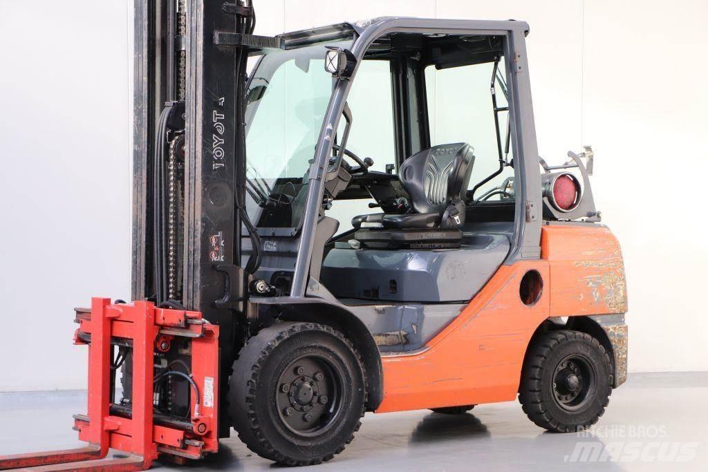 Toyota 02-8FGJF35 Камиони с АГУ
