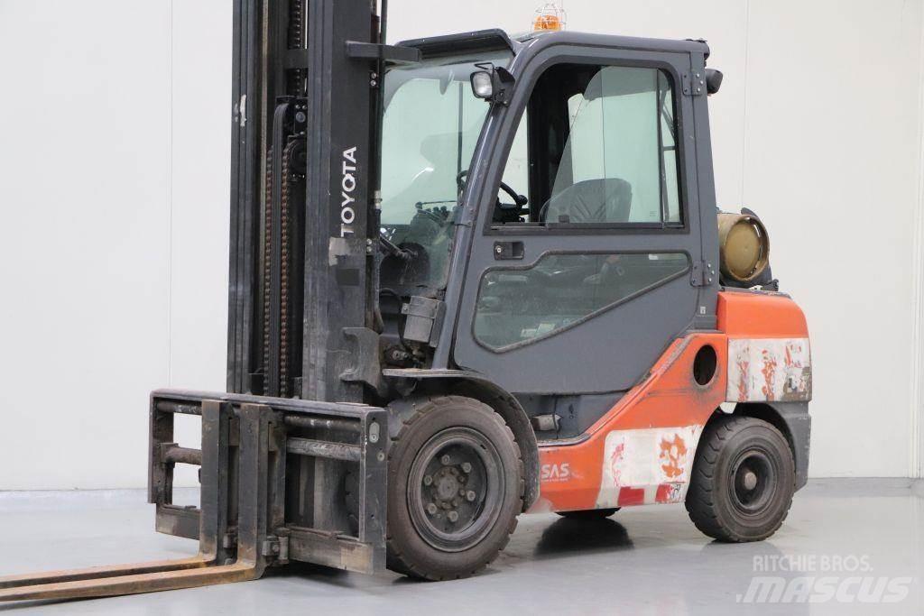 Toyota 02-8FGJF35 Камиони с АГУ