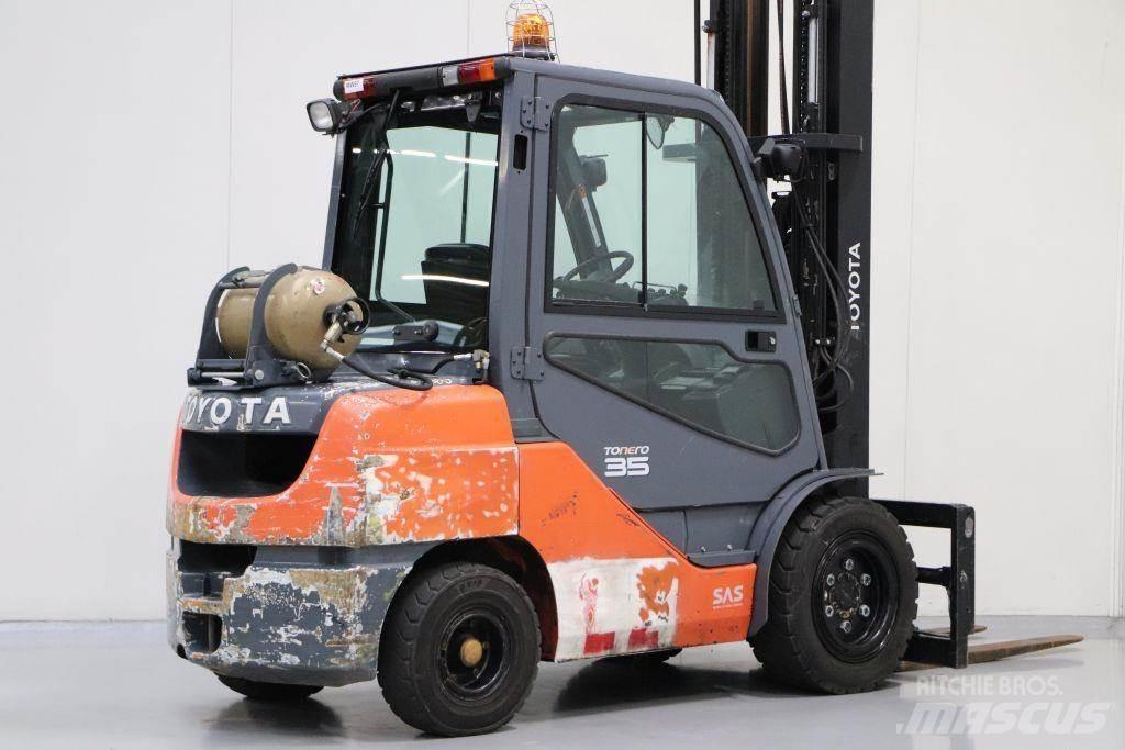 Toyota 02-8FGJF35 Камиони с АГУ