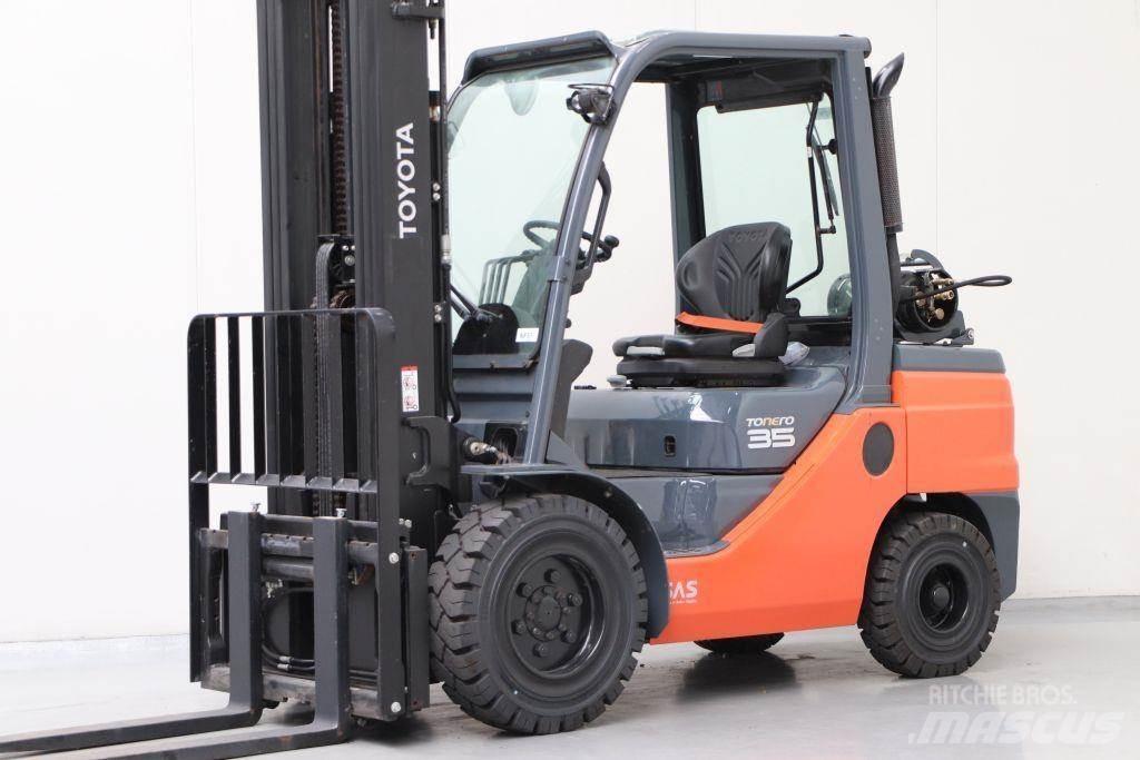 Toyota 02-8FGJF35 Камиони с АГУ