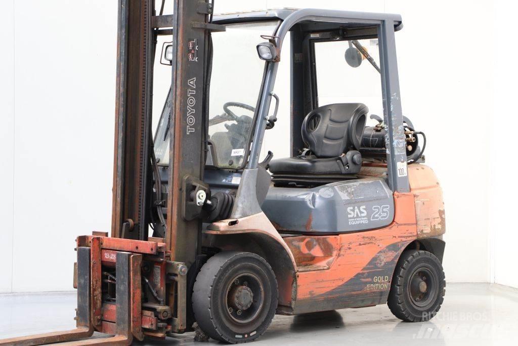 Toyota 42-7FGF25 Камиони с АГУ
