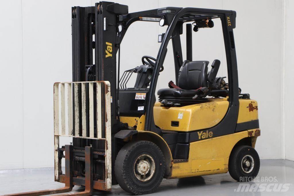 Yale GLP25VX Камиони с АГУ