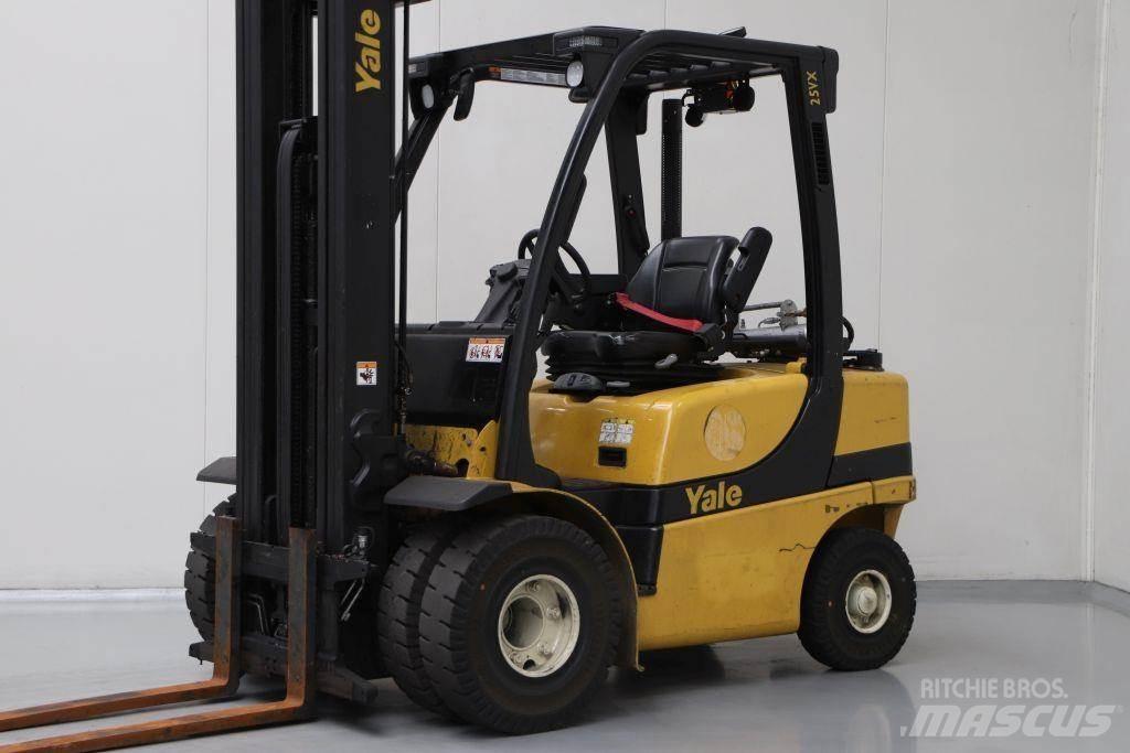Yale GLP25VX Камиони с АГУ