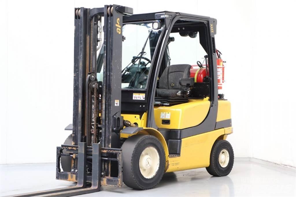 Yale GLP25VX Камиони с АГУ