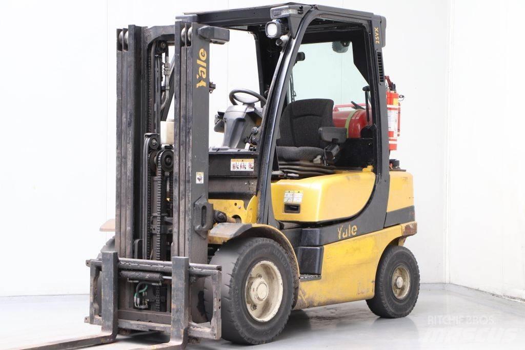Yale GLP25VX Камиони с АГУ
