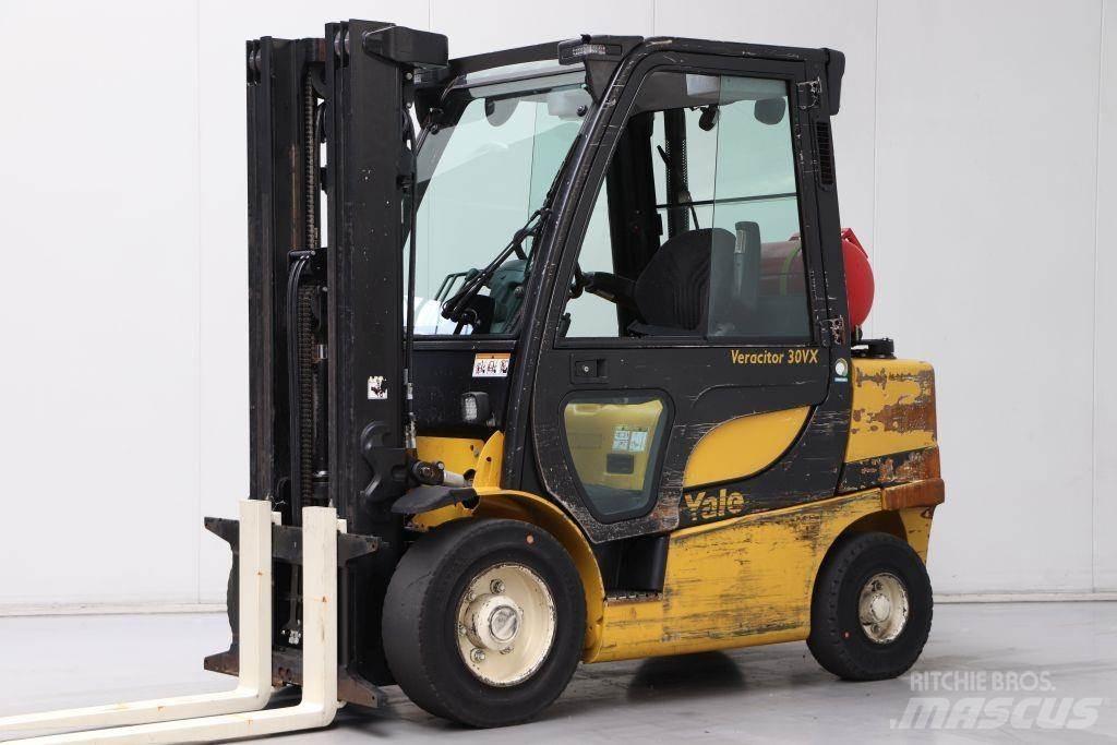 Yale GLP30VX Камиони с АГУ