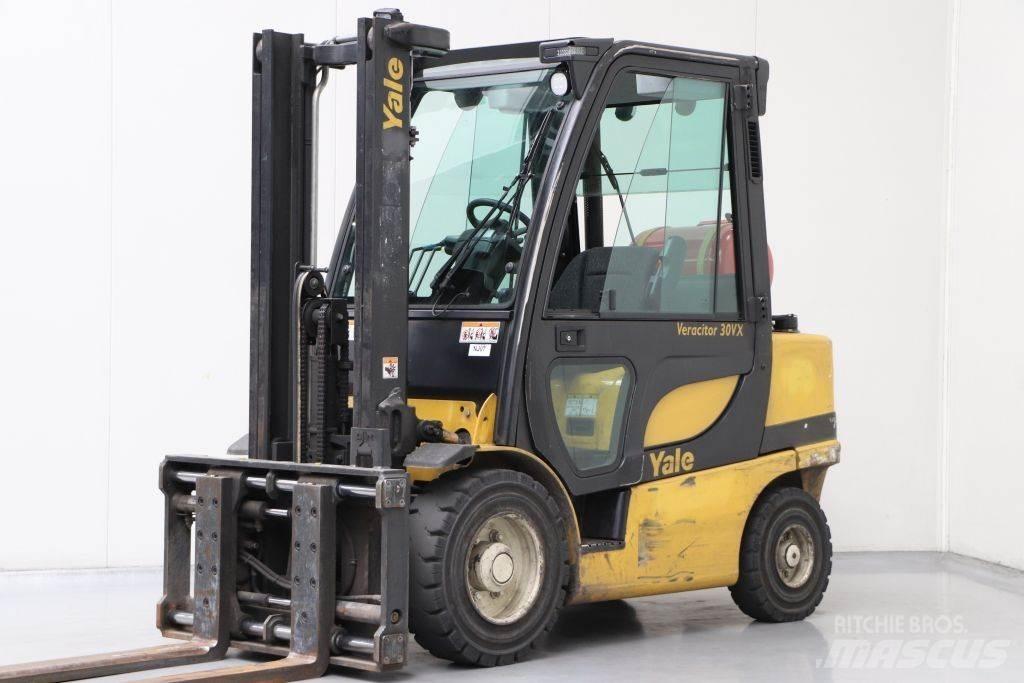 Yale GLP30VX Камиони с АГУ