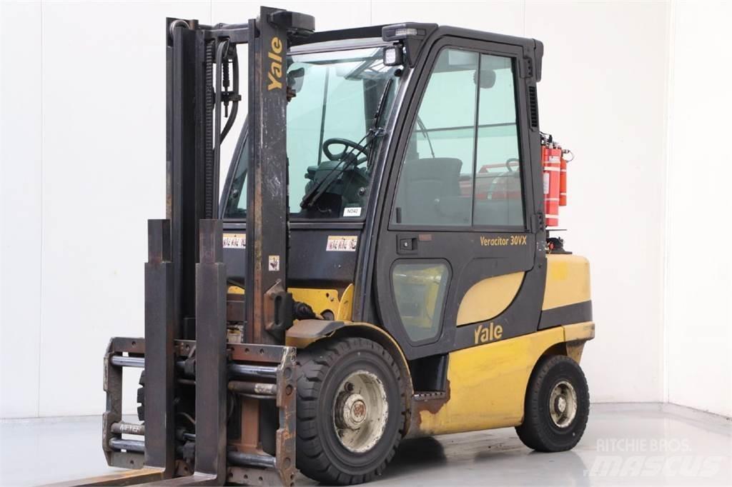 Yale GLP30VX Камиони с АГУ