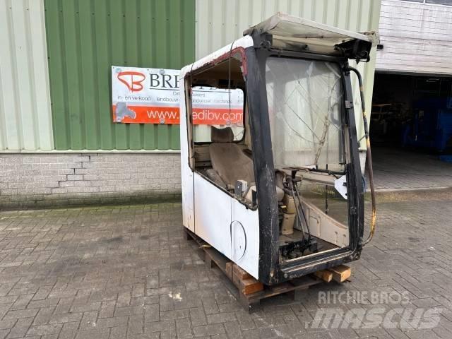 CAT 325 LN Кабина