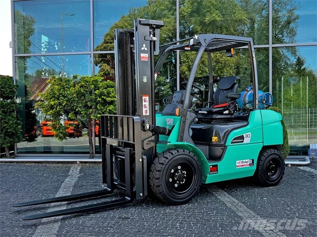 Mitsubishi FG30N Камиони с АГУ