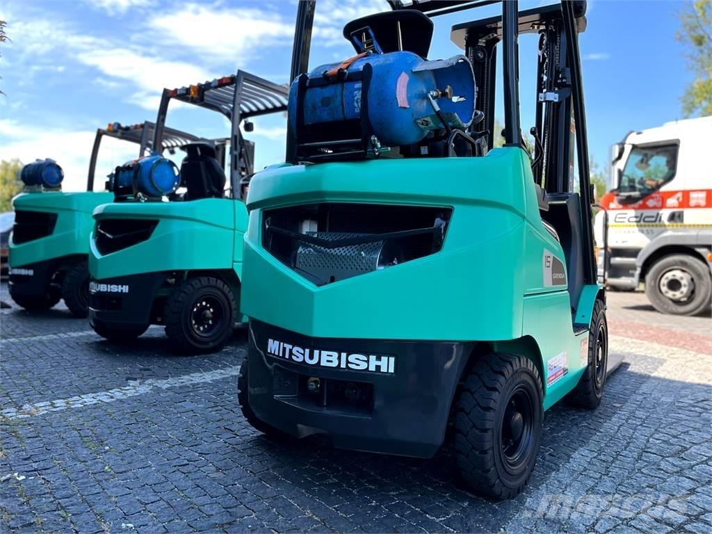 Mitsubishi FG30N Камиони с АГУ