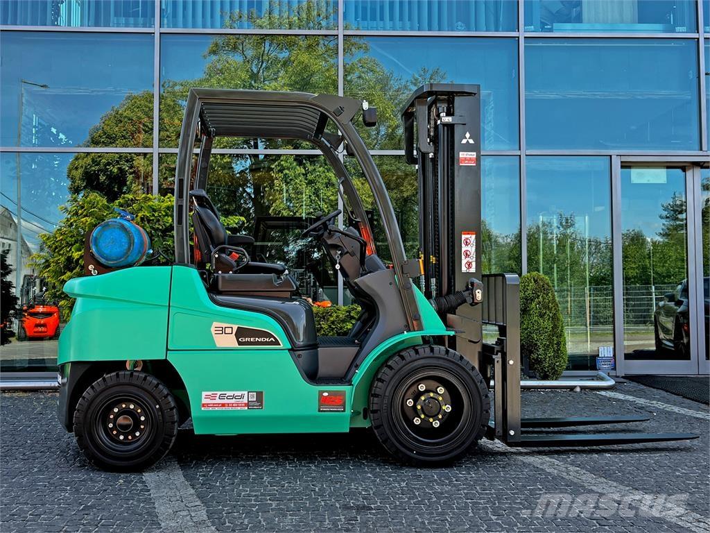 Mitsubishi FG30N Камиони с АГУ