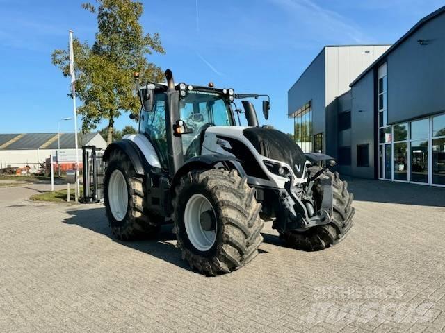 Valtra T214 Versu Трактори