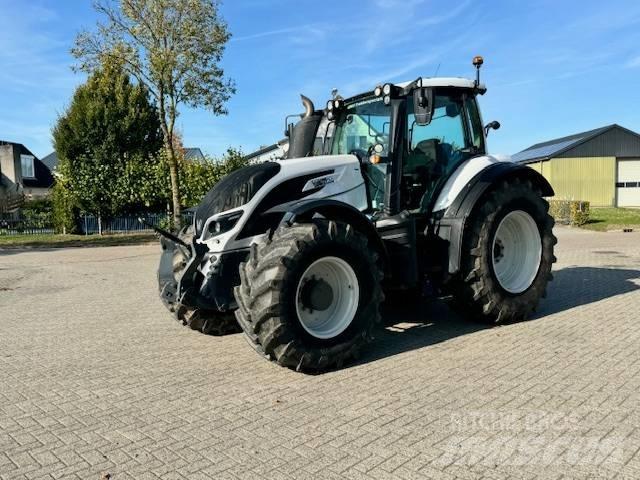 Valtra T214 Versu Трактори