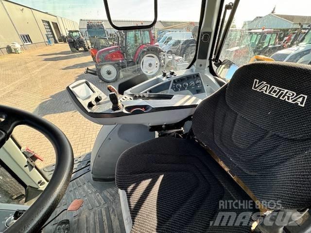 Valtra T214 Versu Трактори