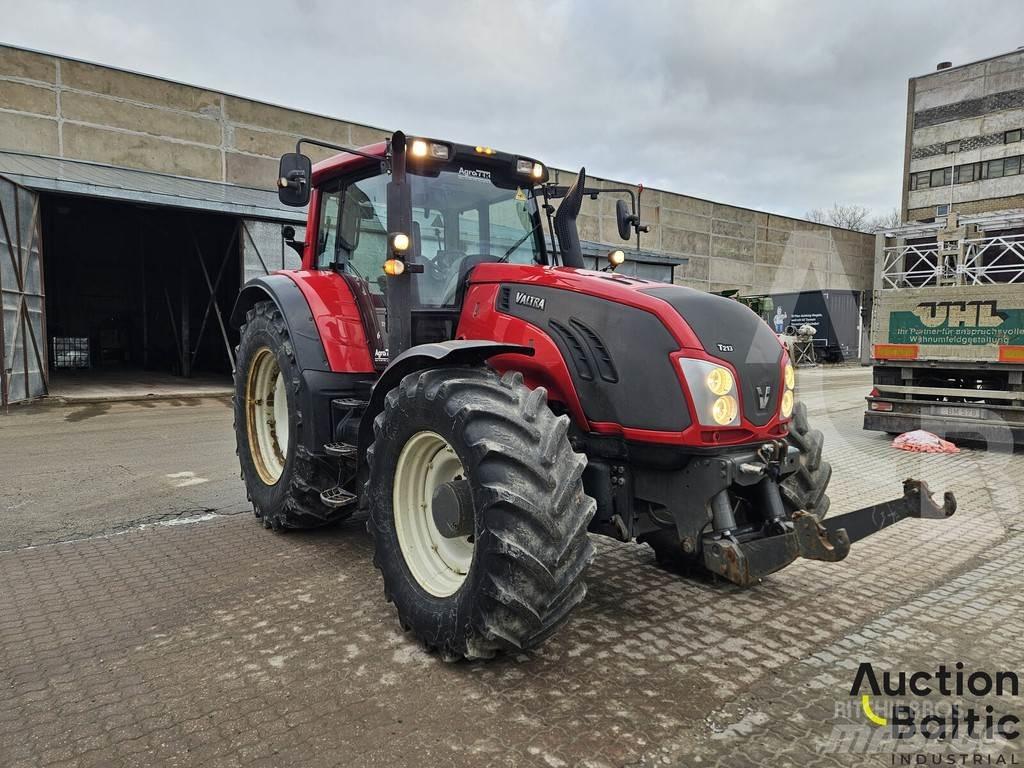 Valtra T213V Трактори