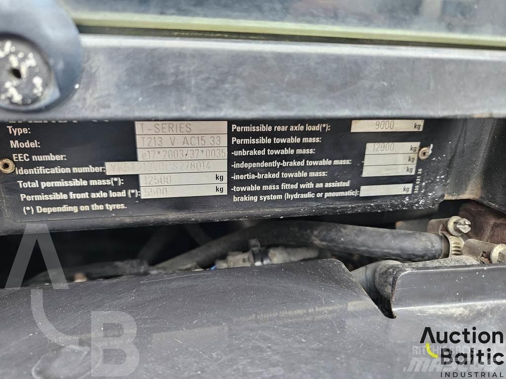 Valtra T213V Трактори