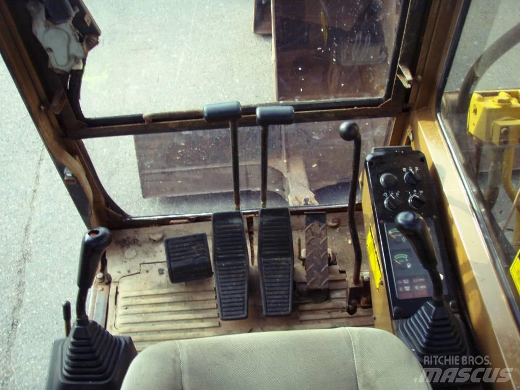 CAT E 70 B Средни екскаватори 7т - 12т