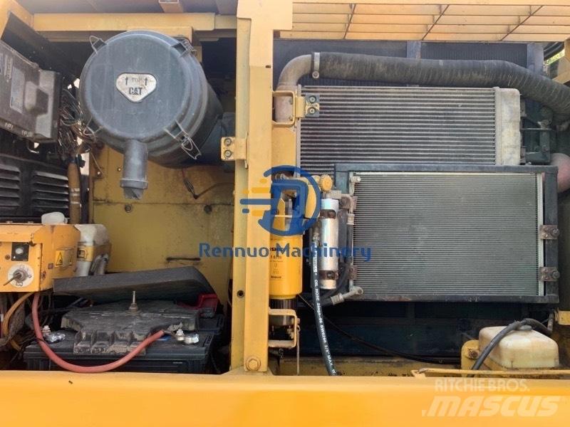 CAT 320 D Средни екскаватори 7т - 12т