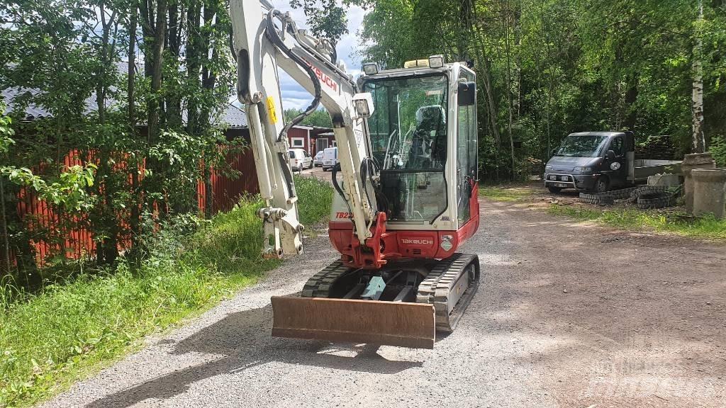 Takeuchi TB230 Мини екскаватори < 7 т