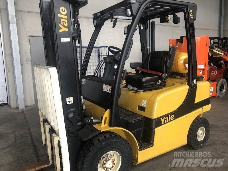 Yale GLP25VX Камиони с АГУ