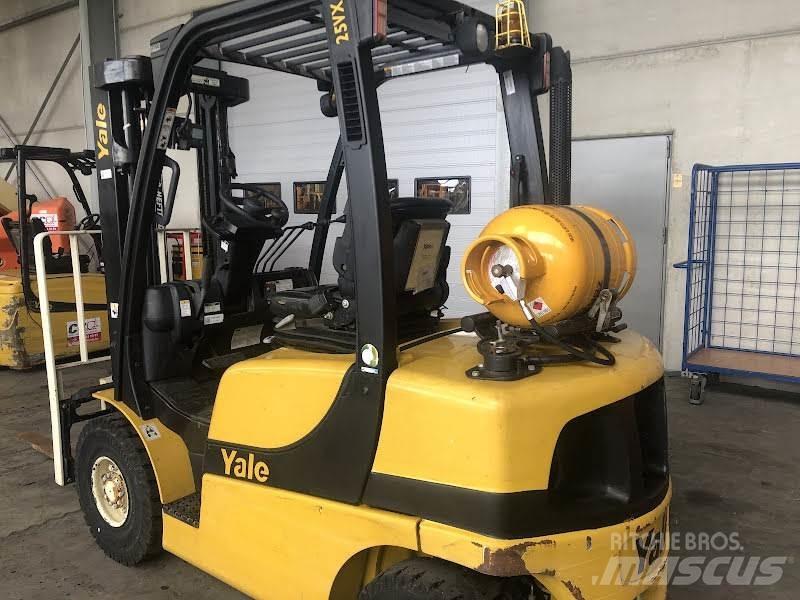 Yale GLP25VX Камиони с АГУ