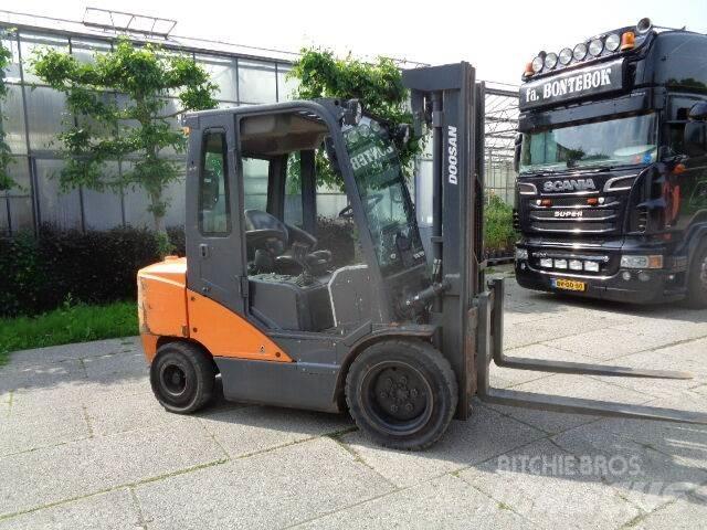 Doosan D35C-7 Дизелови камиони