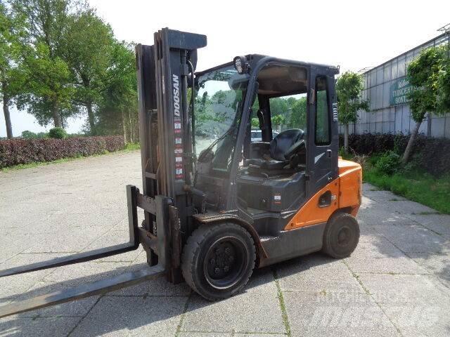 Doosan D35C-7 Дизелови камиони