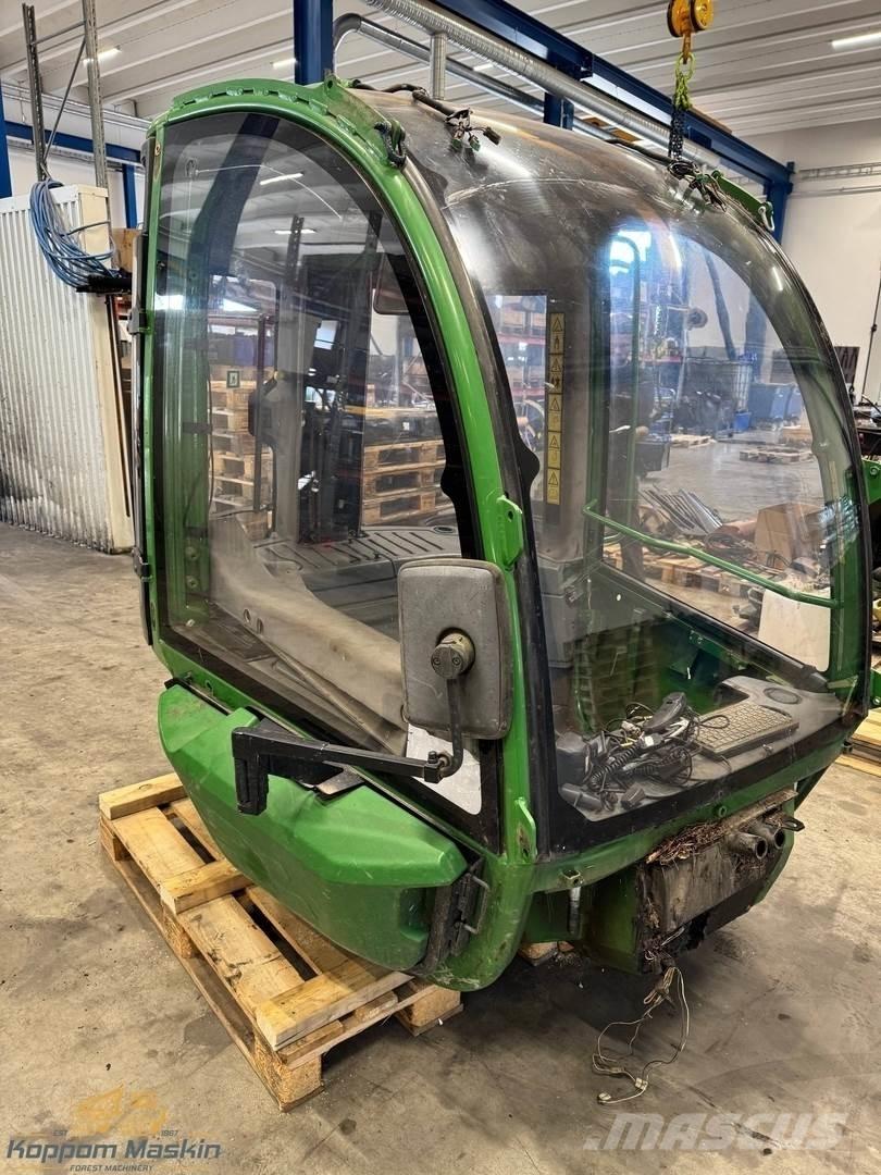 John Deere 1210E Кабина