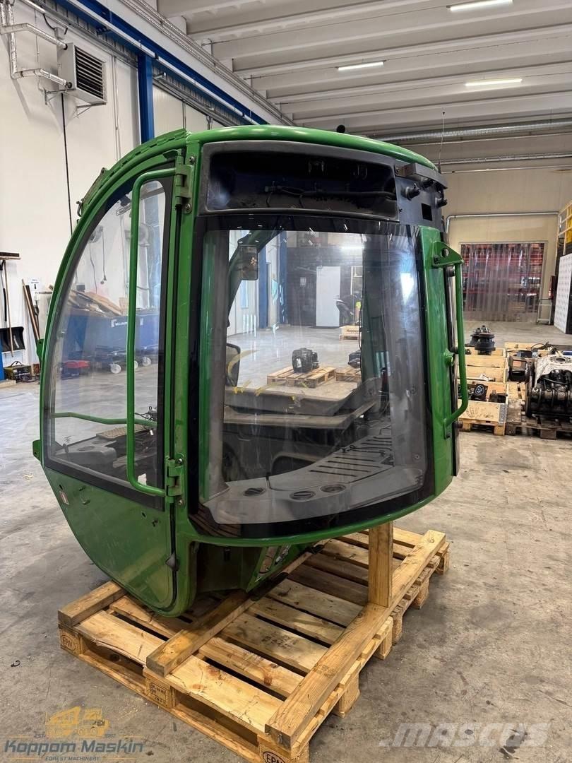 John Deere 1210E Кабина
