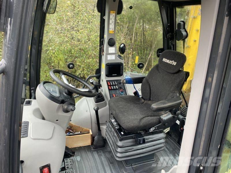Komatsu WB 93 R-8 Товарач със заден ексватор