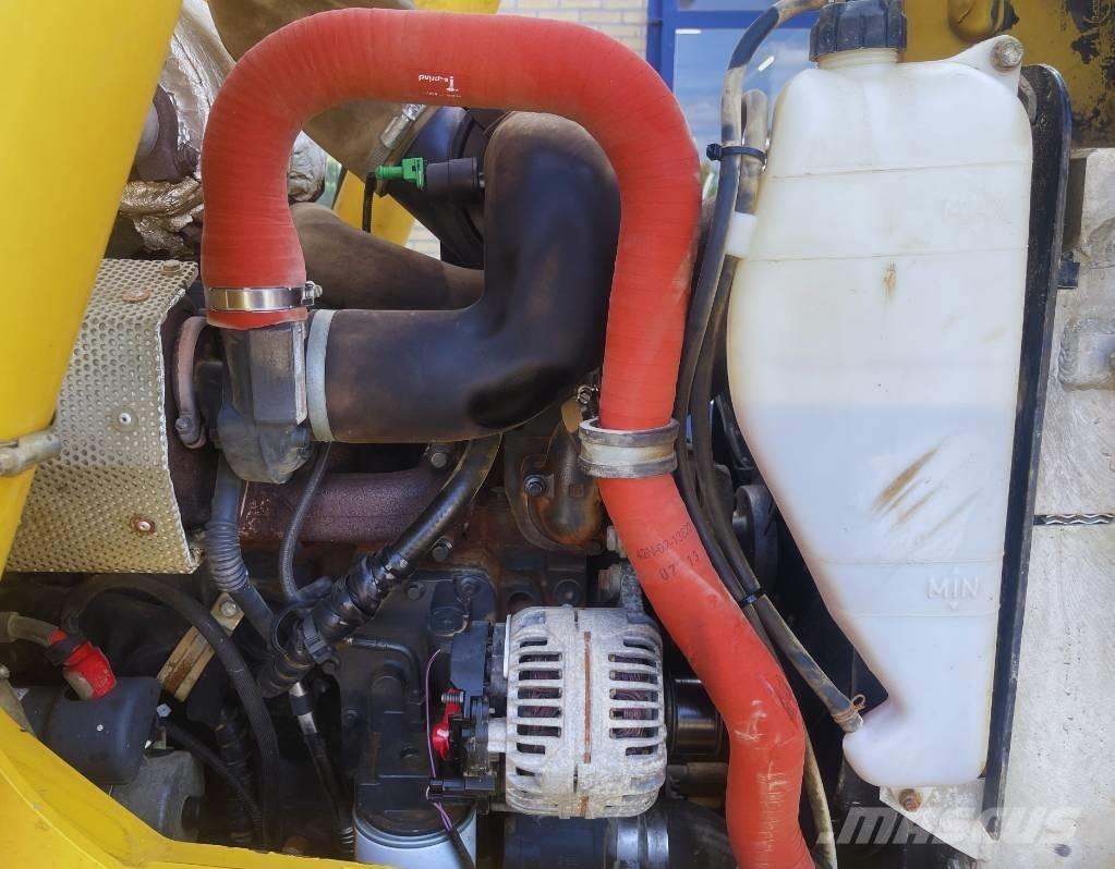 Komatsu WB 93 R-5 Товарач със заден ексватор
