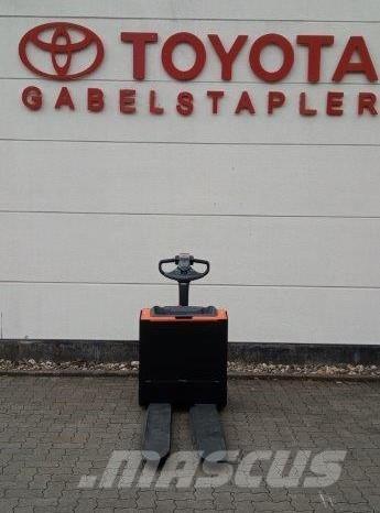 Toyota LWE 200 Колички високоповдигачи с теглич