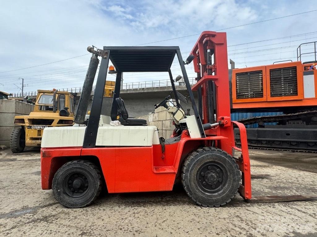 Nissan WF03A35U Дизелови камиони