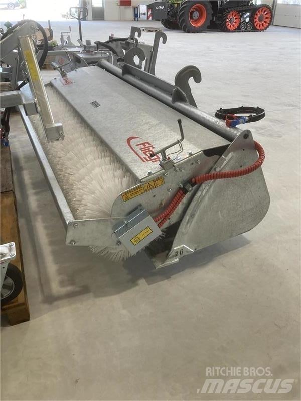 Fliegl Power Pro 260 Автоматични метачки с четки