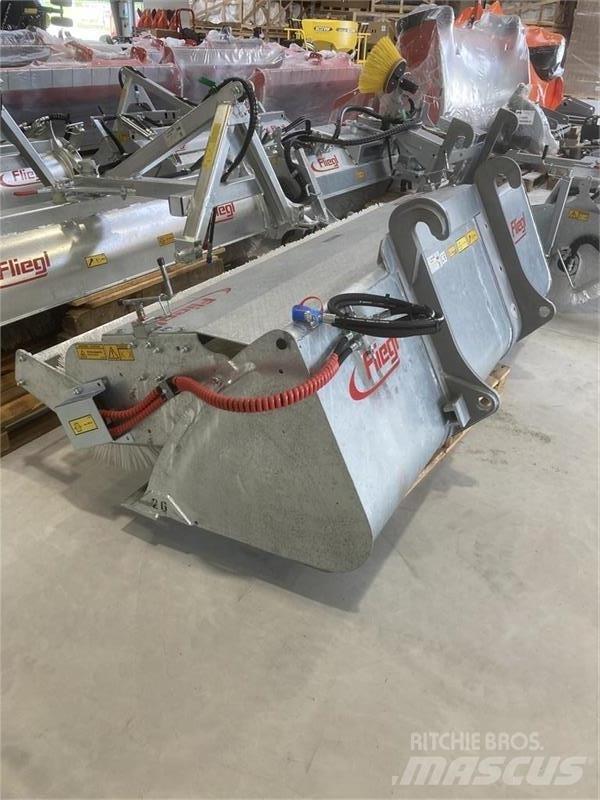Fliegl Power Pro 260 Автоматични метачки с четки